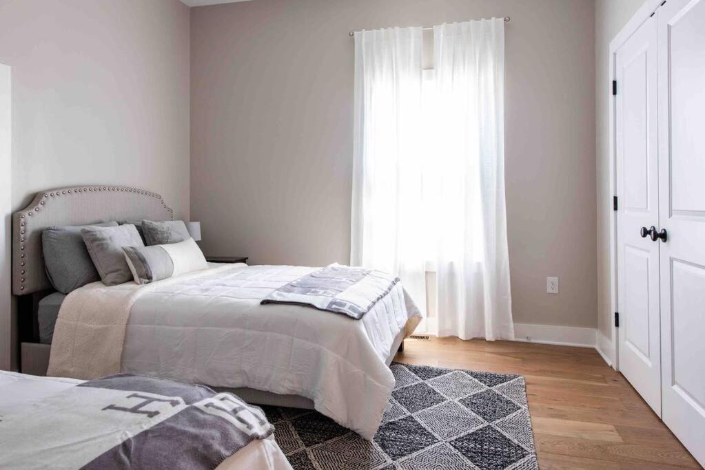 Newly Renovated 3 Bedroom Shelby Park Home **Free Parking** Луисвилл Экстерьер фото