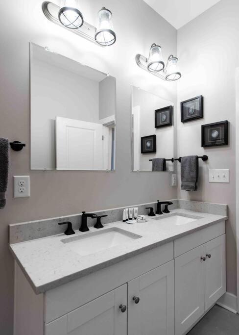 Newly Renovated 3 Bedroom Shelby Park Home **Free Parking** Луисвилл Экстерьер фото
