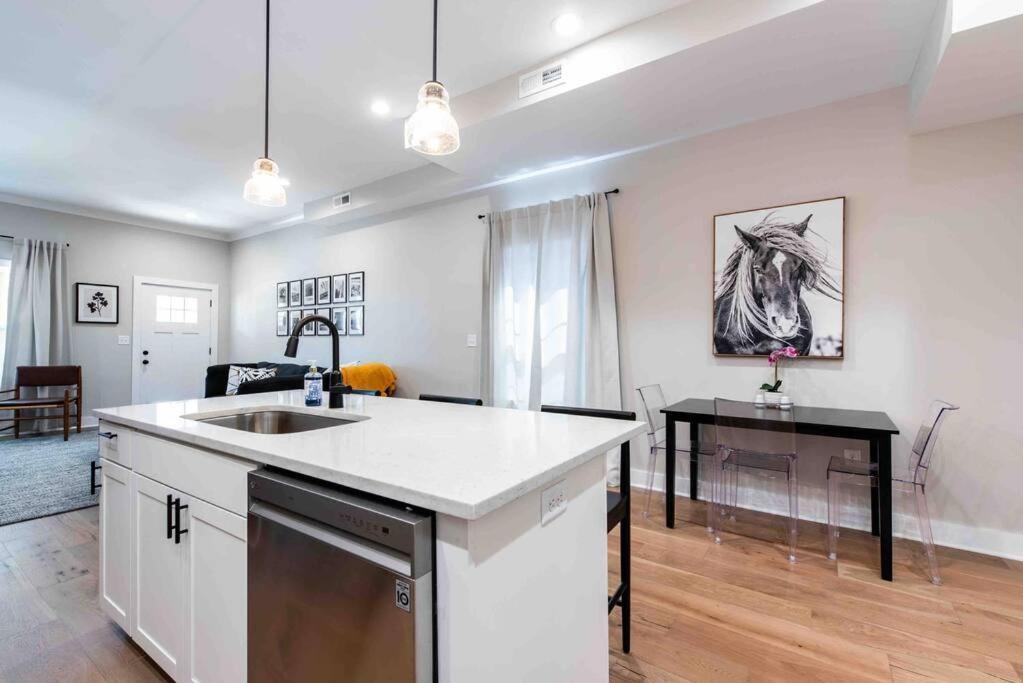 Newly Renovated 3 Bedroom Shelby Park Home **Free Parking** Луисвилл Экстерьер фото