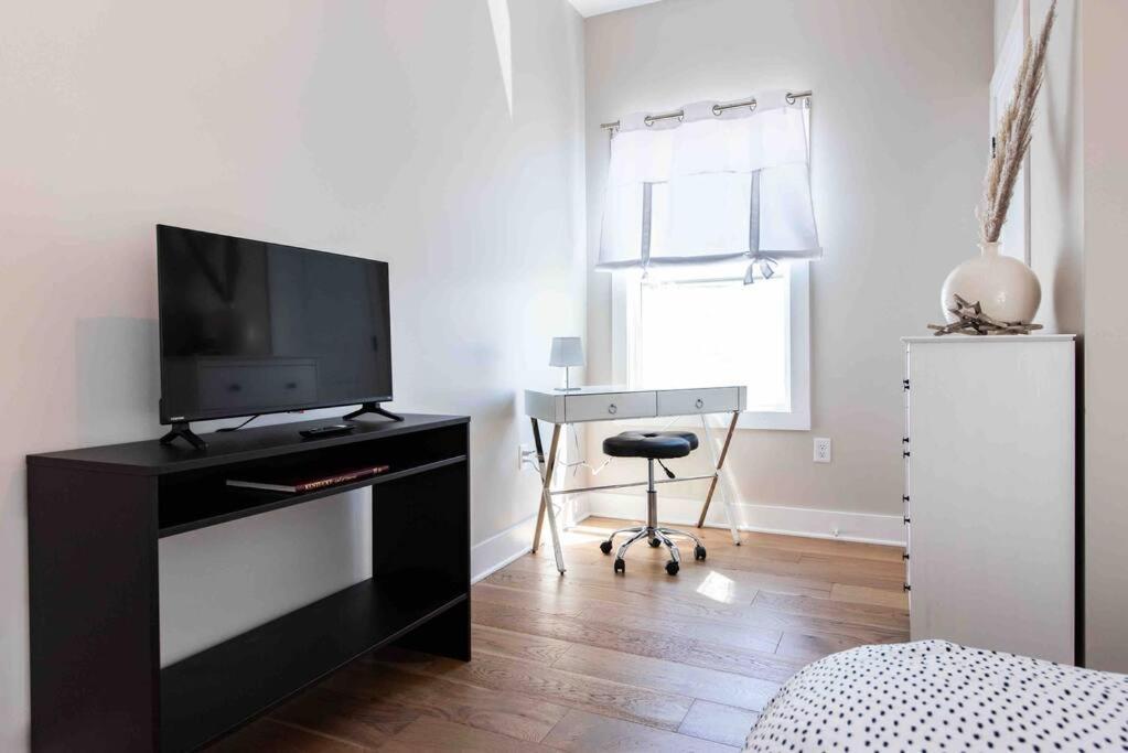 Newly Renovated 3 Bedroom Shelby Park Home **Free Parking** Луисвилл Экстерьер фото