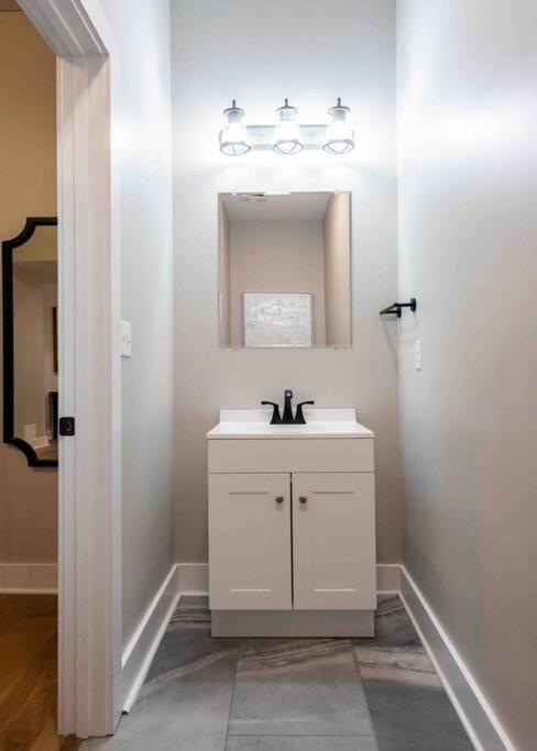 Newly Renovated 3 Bedroom Shelby Park Home **Free Parking** Луисвилл Экстерьер фото