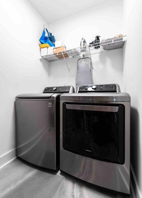 Newly Renovated 3 Bedroom Shelby Park Home **Free Parking** Луисвилл Экстерьер фото