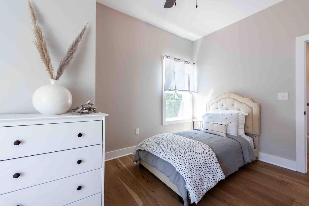 Newly Renovated 3 Bedroom Shelby Park Home **Free Parking** Луисвилл Экстерьер фото